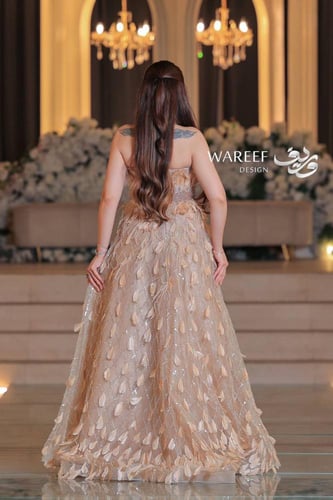 فستان سهره بيج مزين بتطريز والريش