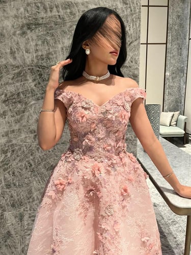 ‎فستان دانتيل سهرة وردي بزهور ناعمة