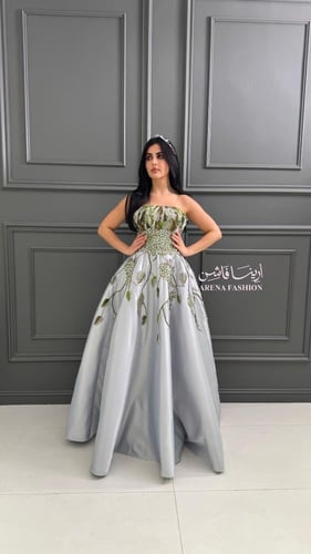 فستان سهرة رمادي مطرز بأوراق خرزية