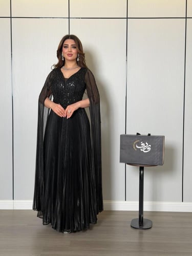 فستان كاب أسود بطيات فاخرة ولمسة براقة