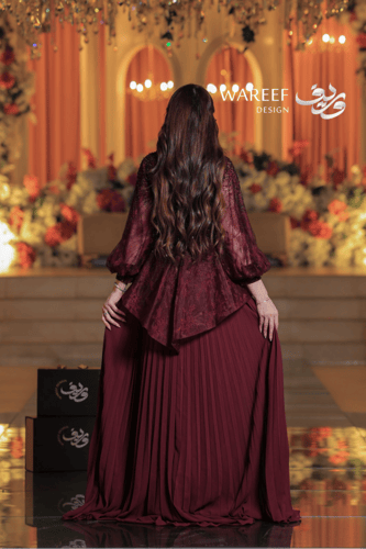 فستان عنابي طويل بتطريز فاخر وتنورة بليسيه واسعة