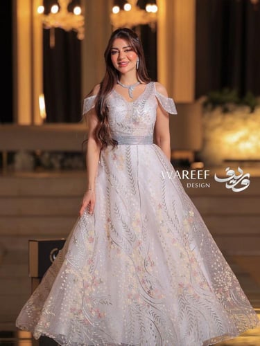 فستان سهرة باللون البيج مميز بتطريز مشجر