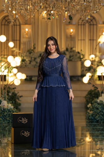 فستان سهرة بلون الشامبين بقصة طبقات وتنورة بليسيه