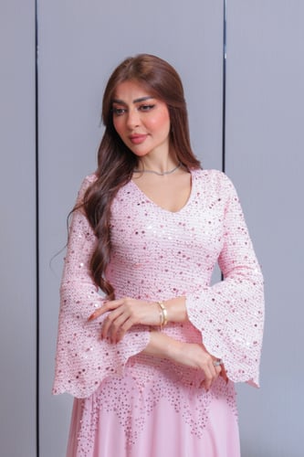 فستان ناعم وردي بتطريز لامع وتنورة شيفون منسدلة