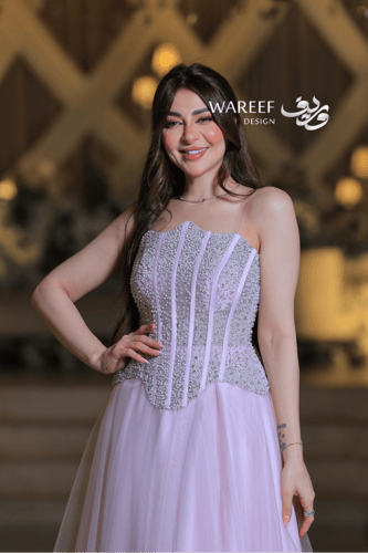 فستان سهرة من التول الفاخر بتصميم كورسيه مطرّز وبأ...