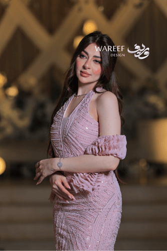 فستان سهرة طويل وردي شيفون مطرز بتصميم ضيّق أنثوي...