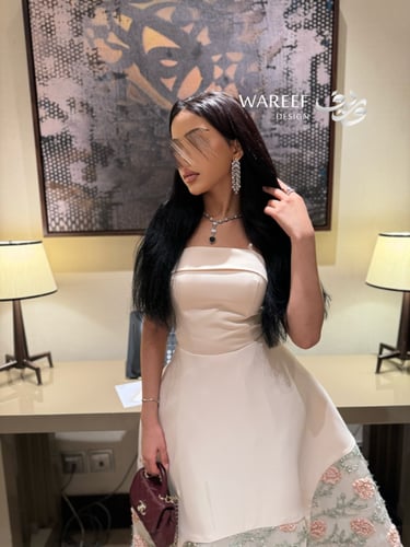 فستان سهرة عاجي مطرز بورود وردية ناعمة