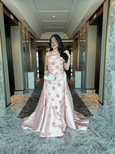 فستان وردي بذيل طويل مزين بورود