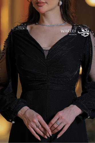 فستان سهرة أسود مزخرف بأكمام شفافة