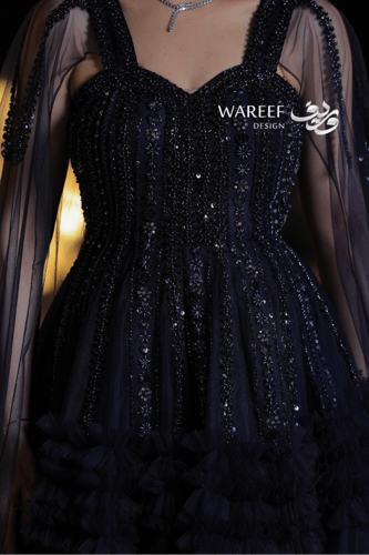 فستان سهرة كحلي طويل بتطريزات براقة وكاب تول فاخر...