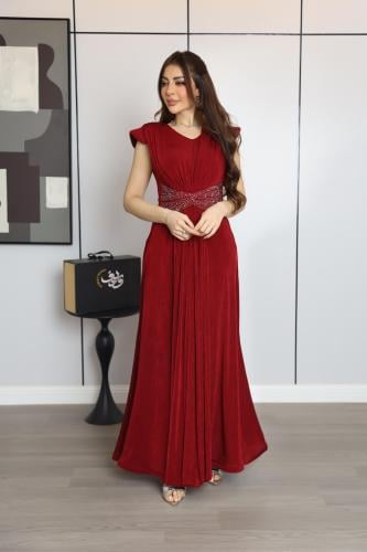 فستان ناعم نسائي أحمر داكن بقصة انسيابية وحزام مرص...
