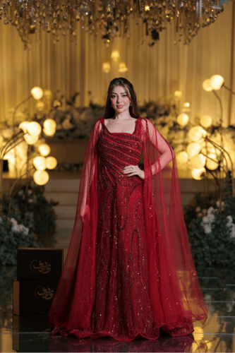 فستان سهرة أحمر مطرز مع كاب تول شفاف