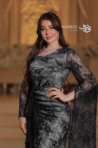 فستان دانتيل اسود ضيق مع اكمام طويله