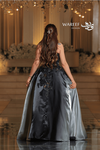 فستان سهره بتدرجات الرمادي وتطريز مميز