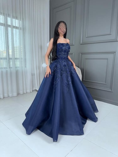 ‎فستان سهرة أزرق داكن طويل ومنفوش بدون أكمام