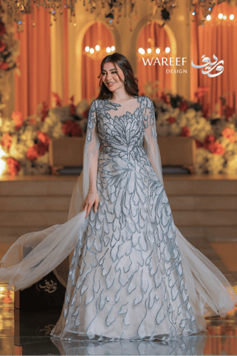 فستان طويل بتطريز يدوي تيفاني بتصميم أوراق متداخلة...