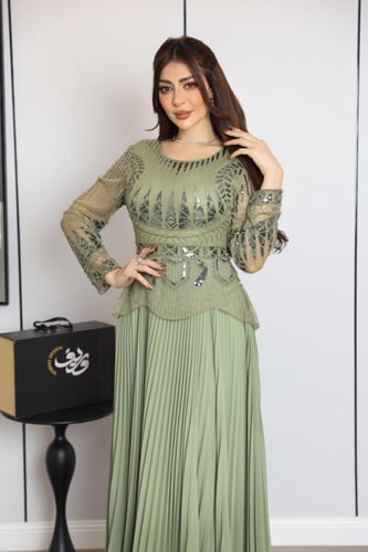 فستان ناعم نسائي باللون التفاحي بتطريز هندسي وتنور...