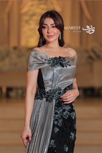 فستان اسود و زيتي فاتح مزين بالشك وذيل جانبي