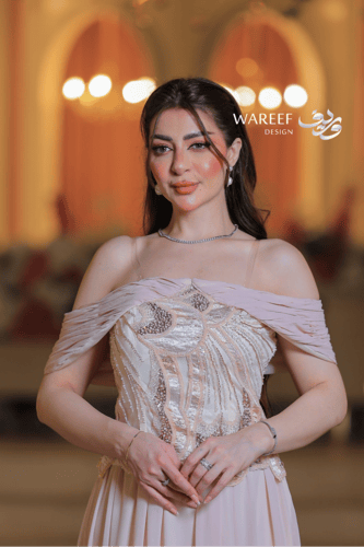 فستان سهرة بكتف مكشوف وتطريز يدوي لامع بتنورة فضفا...