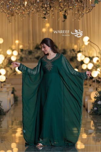 جلابية أنيقة بتطريز فاخر وياقة مزيّنة بتفاصيل راقي...