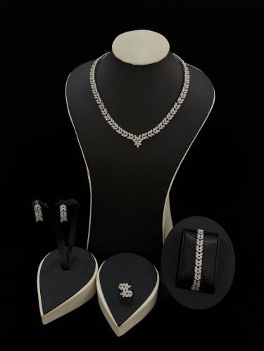 طقم زركون فضي بتصميم أوراق