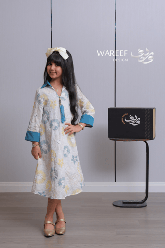 جلابية بناتي أوف وايت بنقشة زهور ولمسات تركواز