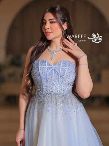 فستان سهره تل سماوي مزين بالفصوص
