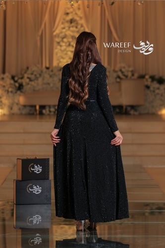 فستان ناعم باللون الاسود مزين بالفصوص