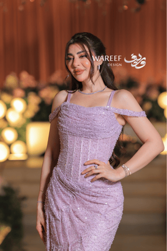 فستان سهرة موف فاتح بتطريز لؤلؤي ناعم وقصة درابية...