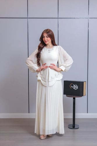 فستان ناعم باللون العاجي بتصميم أنيق وتنورة بليسيه...