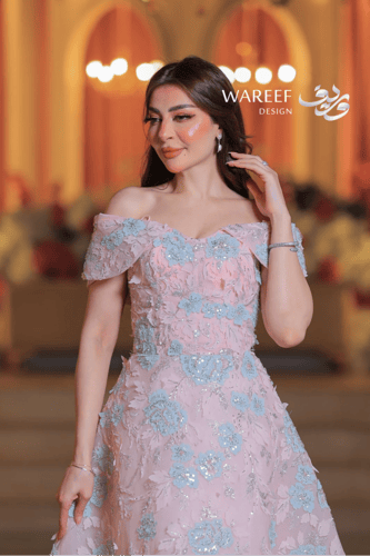 فستان سهرة بكتف مكشوف وورود مطرزة