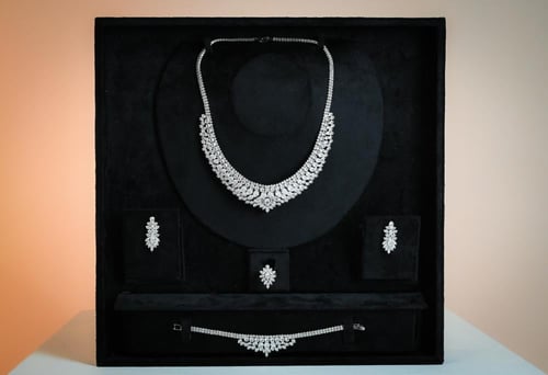 طقم زركون فضي بتصميم فخم متناسق من WAREEF