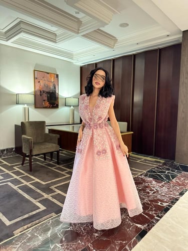 فستان سهره بقصة V باللون الوردي