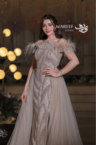 فستان سهرة بيج لامع بكتف من الريش وتطريز فاخر بانس...