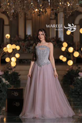 فستان سهرة وردي فاتح بتطريز فضّي كريستالي فاخر وقص...