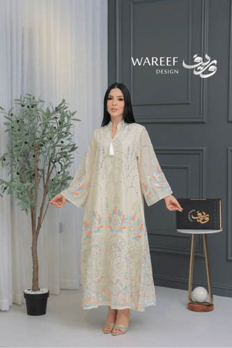 جلابية بلون كريمي مطرّزة بنقوش هندسية ملوّنة وقصّة...