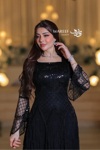 فستان سهرة فاخر بتطريز هندسي وأكمام شبكية واسعة