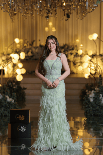 فستان سهرة أخضر فستقي مطرز بتفاصيل ريشية وقصة ميرم...