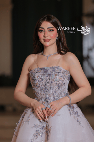 فستان سهرة مطرز بتفاصيل زهرية فاخرة ولمعة خفيفة