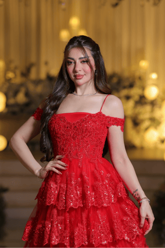 فستان سهرة أحمر بطبقات دانتيل مطرزة وقصة أوف شولدر