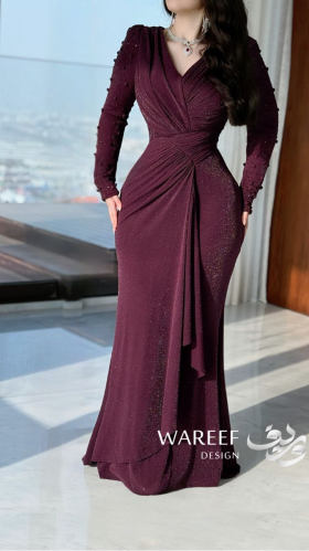 فستان عنابي لامع بقصّة درابية أنيقة وتفاصيل أنثوية...