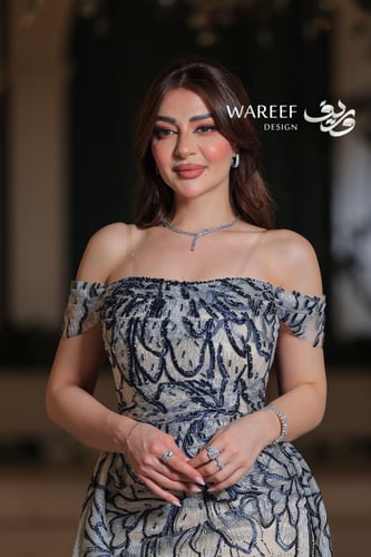 فستان سهرة سكري أوف شولدر تطريز كحلي ذيل منفوش