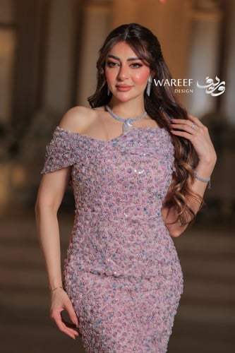 فستان وردي ناعم بنقشة بارزة وقصة اوف شولدر