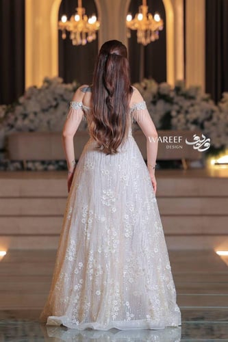 فستان سهره اوف شولدر باللون الابيض مزين بالتطريز