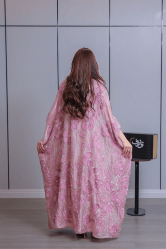 جلابية ناعمة وردية بتطريز زهري بارز وأكمام منسدلة...