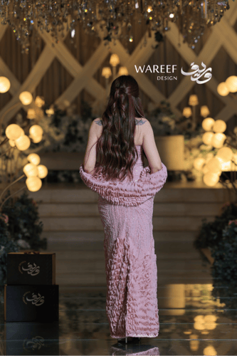 فستان سهرة طويل وردي شيفون مطرز بتصميم ضيّق أنثوي...