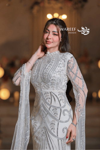 فستان سهرة سكري فاخر مطرز بالفضي بتصميم كلاسيكي را...