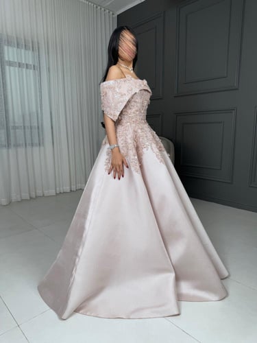 فستان سهرة وردي بتزيين ورود