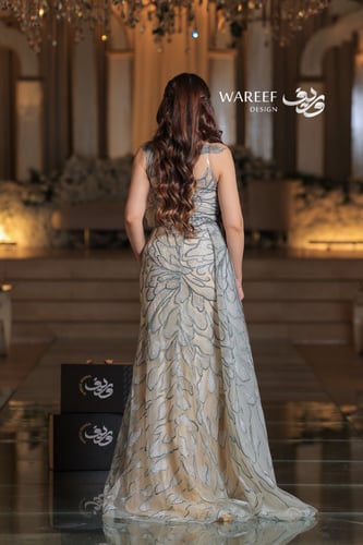 فستان بيج بتطريز ازرق مميز مع ذيل جانبي