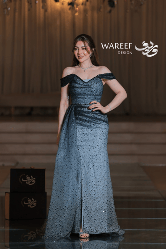 فستان سهرة أزرق سماوي طويل قما شبكي ومطرز بترتر أس...